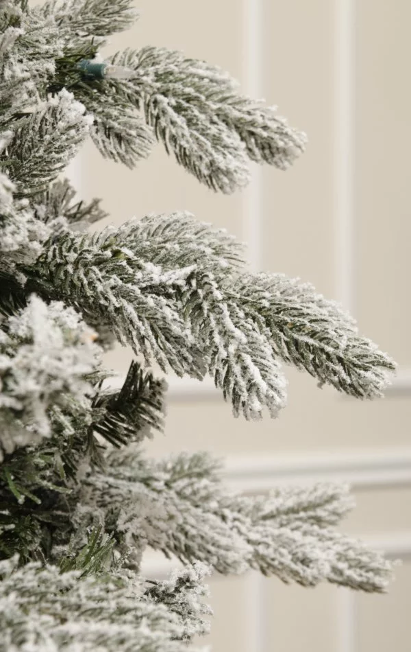 Spritzguss Weihnachtsbaum mit Schnee 180 cm- The Snowy Dream