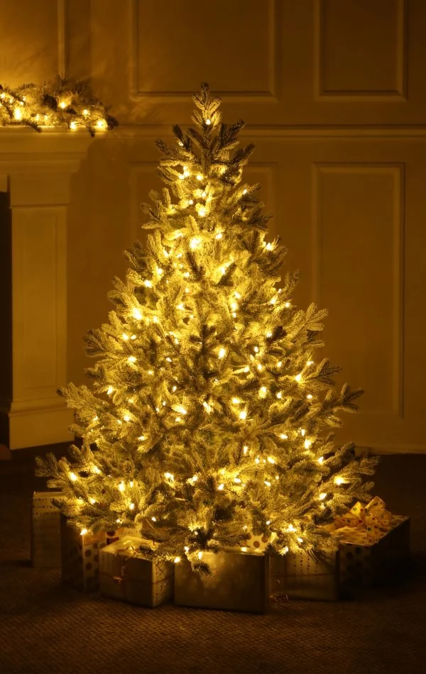 Künstlicher Weihnachtsbaum mit Schnee LED 250-150 cm The Snowy Dream